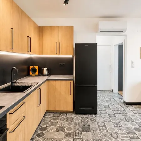 Park 1br W/free Parking & Heated Pool Apartamento Varna